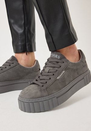 Graue Wildleder-Plateausneaker mit Schnürverschluss, ausgestattet mit strukturierten Seitenpaneelen und einer ausgeprägten Gummisohle. Logo an der Ferse.