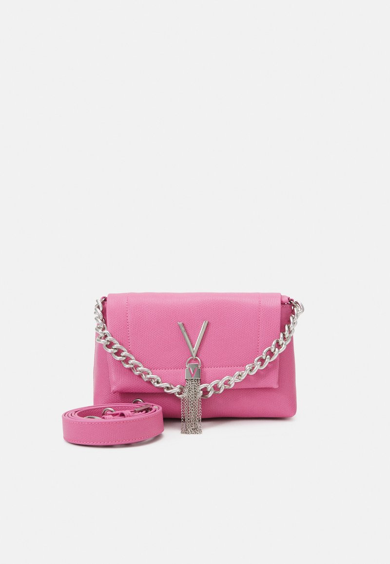 Sac à main en cuir rose avec une bandoulière en chaîne et une sangle assortie amovible. Équipé de quincaillerie en argent et d'un gland décoratif. Forme carrée, texture lisse.