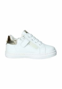 Sneaker bianca con esterno in pelle liscia, dettaglio dorato sul tallone, lacci frontali e cinturino in Velcro per una vestibilità facilmente regolabile.