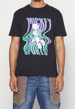 Schwarzes T-Shirt mit stilisiertem Text "Mickey Sports" und einer illustrierten Mickey Mouse, die Basketball in grünen und lila Farben spielt.