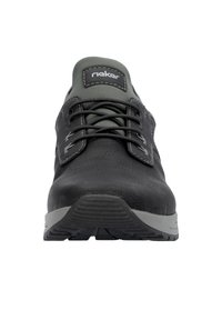 Chaussure en cuir noir texturé avec des accents gris, design à lacets et coutures blanches subtiles. Bout arrondi et semelle en caoutchouc à motif.