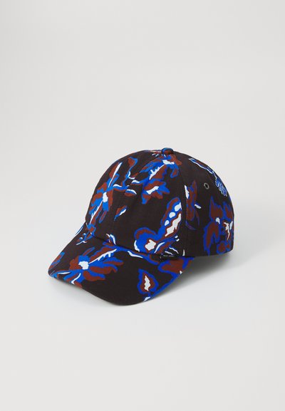 Gorra de béisbol negra con un patrón floral en azul, blanco y marrón. Diseño estructurado con visera curvada y detalles cosidos.