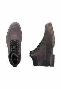 Stivaletti in suede marrone con accenti neri, dotati di lacci, cerniera laterale e suola in gomma texturizzata. Cuciture dettagliate lungo i bordi.