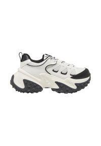 Chaussure de sport blanche et noire à semelle épaissie, avec panneaux en mesh, laçage à l'avant et col rembourré, vue de côté sur fond blanc.