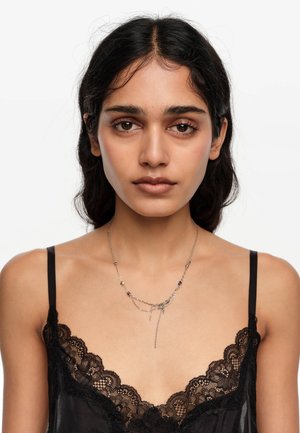 BIMBA Y LOLA, BIMBA Y LOLA COLLAR CRISTALES Y CADENAS PLATEADO, srebrny