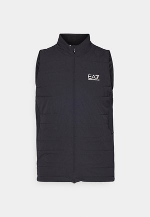 Svart polstret vest med høy krage, glidelås og EA7-logo på brystet. Har en teksturert stoff med sidelommer.