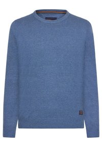 Blauer Strickpullover mit rundem Halsausschnitt, gerippten Ärmelbündchen und Saum, versehen mit einem kleinen Logo-Patch in der unteren rechten Ecke. Weiche Textur und schlichtes Design.