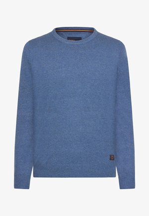 Niebieski sweter dzianinowy z okrągłym dekoltem, prążkowanymi mankietami i dołem, z małą łatą z logo w prawym dolnym rogu. Miękka tekstura i prosty design.