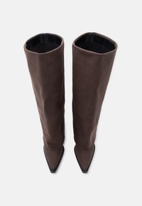Καφέ δερμάτινες μπότες μέχρι το γόνατο με κομψό σχεδιασμό, μύτη σε σχήμα αιχμής και λεία υφή, με σταθερό μαύρο γεωμετρικό τακούνι.