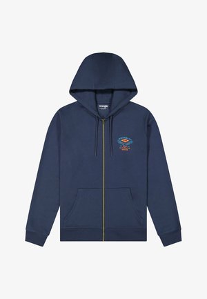 Sweat à capuche zippé bleu marine avec poches avant, capuche à cordon, et logo Wrangler avec un graphisme coloré sur le côté gauche de la poitrine.