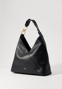 Sac en cuir noir à bandoulière avec une forme en V distincte, une sangle tressée et des ferrures dorées. Présente un logo discret embossé sur le devant.