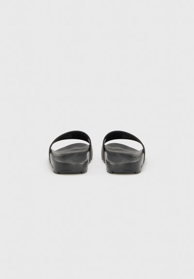 Μαύρες σανδάλες τύπου slip-on με απαλό, ματ φινίρισμα, που διαθέτουν δύο φαρδιές λουριά και εργονομικά σχήματα στα πέλματα για άνεση. Ξύλινες σόλες με υφή για καλύτερη πρόσφυση.