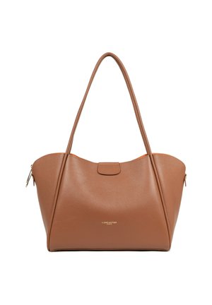 Sac fourre-tout en cuir marron avec de longues anses, une petite fermeture à rabat et le logo "Lancaster Paris" centré sur le devant.