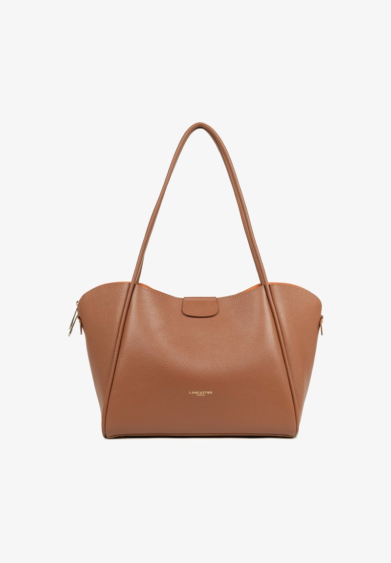 Sac fourre-tout en cuir marron avec de longues anses, une petite fermeture à rabat et le logo "Lancaster Paris" centré sur le devant.