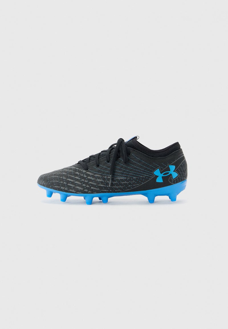 Crni nogometni kopački s plavim šiljcima na potplatu i logom Under Armour, sa strukturom na gornjem dijelu i vezicama, postavljeni na bijeloj pozadini.