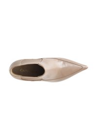 Zapato de cuero beige con punta afilada y paneles laterales elásticos, con una textura suave y un diseño minimalista. El interior presenta el nombre de la marca en dorado.