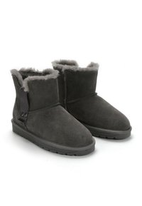 Botas de tobillo de ante gris con suave forro de piel de oveja gris, punta redondeada y un lazo decorativo negro con botones en el lateral. Suela de goma plana.