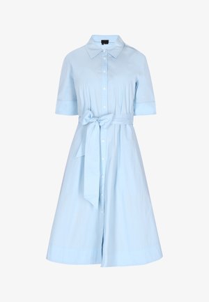 Hele sinine puuvillane särk-kleit lühikeste varrukatega, nööbivarre ees ja kinnitatav vöökoht. Laienev siluett pehme tekstuuriga.