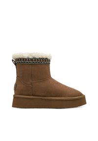Stivale alla caviglia in suede marrone con polsino in pelliccia sintetica, cuciture decorative e suola spessa e strutturata. Presenta un pratico gancio sul retro per facilitare l'indossamento.