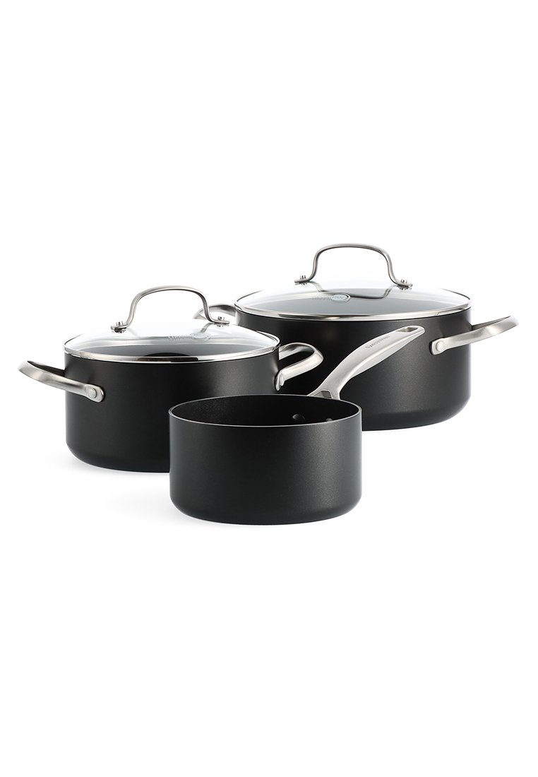 Das schwarze Kochgeschirrset umfasst zwei Töpfe mit Edelstahldeckeln und einen Kochtopf. Mit einer glatten Oberfläche, gebogenen Griffen und glänzenden Akzenten.