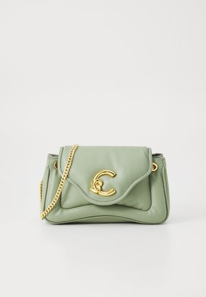 Sac à main en cuir vert avec un design plié, une anse en chaîne dorée et un fermoir à monogramme doré proéminent. Texture lisse avec un léger éclat.