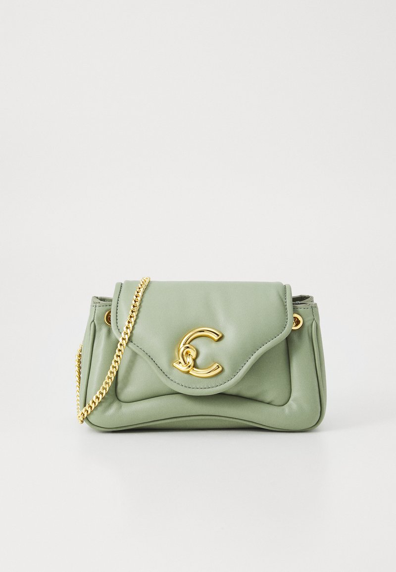 Grüne Lederhandtasche mit gefaltetem Design, goldener Kettenriemen und auffälligem goldenen Monogrammverschluss. Glatte Textur mit leichtem Glanz.