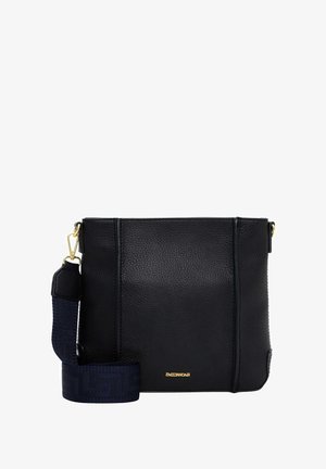 Zwarte leren crossbodytas met een getextureerd oppervlak, gouden accenten en een marineblauwe, patroonband. Heeft een eenvoudige, rechthoekige vorm.