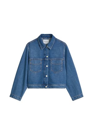 Veste en denim bleu à manches longues, fermeture à boutons sur le devant, deux poches poitrine et un col.
