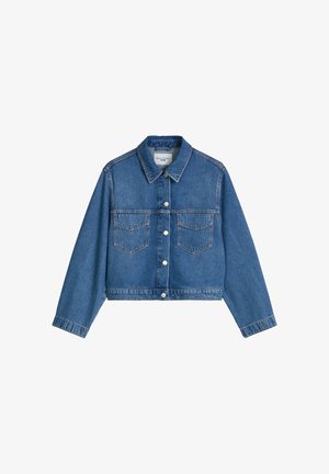 Veste en denim bleu à manches longues, fermeture à boutons sur le devant, deux poches poitrine et un col.