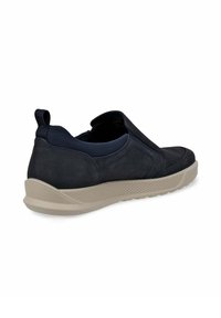 Sandal jalkar nauhalta navy naula pehmeästä kankaasta ja mokkanahasta, joustavat sivut helppoa pukemista varten sekä karheapintainen beige pohja pitävän pidon takaamiseksi.