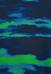 Pattern tessile astratto caratterizzato da tonalità di blu scuro e verde brillante con un design fluido, simile a nuvole, e una consistenza morbida.