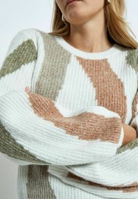 PEPPERCORN Trui - kangaroo brown jacquard