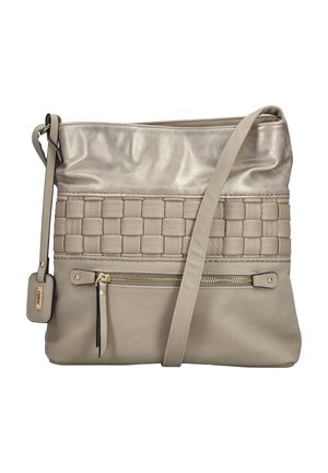 Sac bandoulière beige avec haut métallique, panneau central tissé, poche zippée à l'avant, longue bandoulière et étiquette de marque attachée.