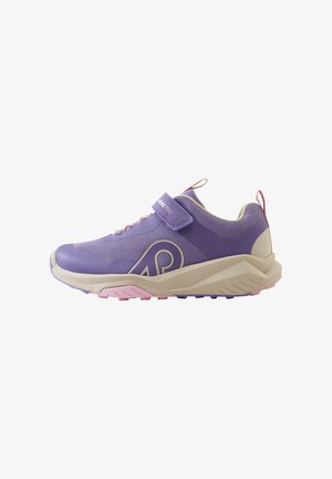 Scarpa da ginnastica viola e beige con accenti rosa, tomaia in mesh e materiale sintetico, cinturino in Velcro e suola spessa ammortizzata, vista laterale su sfondo bianco.
