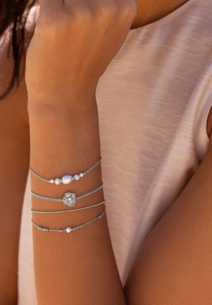 My Jewellery, BRACELET WITH RANUNCULUS FLOWER AND IMITATION PEARL - Bracelet - zilver stainless steel