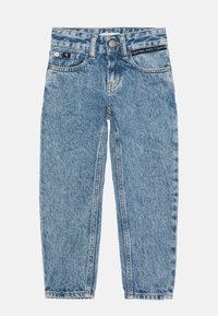 Jeans de denim azul claro con un diseño de pierna recta, costuras en contraste, cinco bolsillos y cierre de botón en la cinturilla.