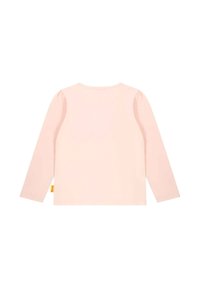 Camisa de manga larga rosa claro con cuello redondo y costuras de hombro abullonadas; presenta una pequeña etiqueta de marca amarilla en el lateral.