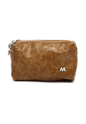 Petite pochette en cuir marron texturé avec fermeture éclair argentée et petit logo métallique "M" sur le devant, isolée sur fond blanc.
