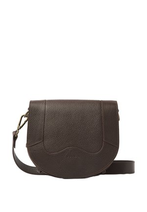 Braune Leder-Crossbody-Tasche mit strukturierter Oberfläche, halbrunder Form, Klappenverschluss und verstellbarem Tragegurt. Dezentes Branding-Detail sichtbar.