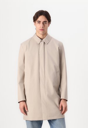 Beige Mantel mit Kragen, Vorderpatte und seitlichen Taschen. Glattes Material, gerader Schnitt und lange Ärmel.