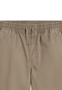 Beige shorts vyötäröllä, jossa on nauha, ja niissä on sileä pinta ja yksinkertainen ompelu. Kevyt kangas, joka sopii rentoon pukeutumiseen.