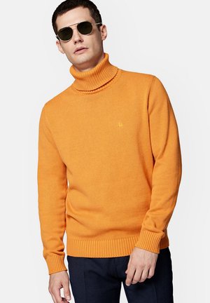 Pomarańczowy sweter z golfem, wykonany z dzianiny, z prążkowanymi mankietami i dołem oraz z małym logo na klatce piersiowej.