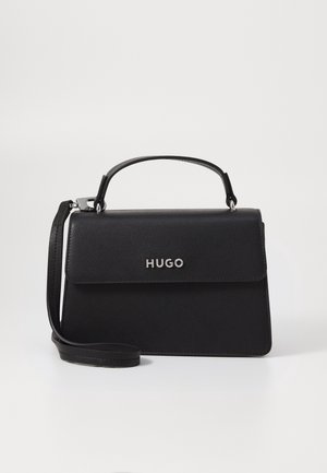 Czarna skórzana torebka z uchwytem u góry, odpinanym paskiem na ramię oraz srebrnym logo "HUGO" na przedniej klapie.