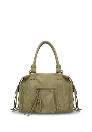 Olijfgroene suède handtas met dubbele banden, voorvak met rits, gouden studs en decoratieve tassels op een witte achtergrond.