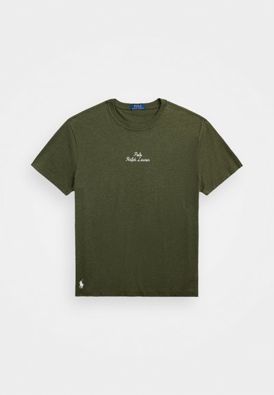 Olívazöld pamut póló kerek nyakkal, rövid ujjakkal, hímzett "Polo Ralph Lauren" logóval a mellkasán, és kis polo játékos ikon a szegélyén.