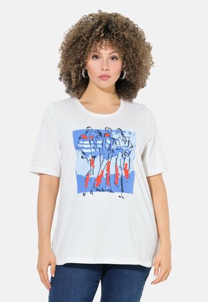 T-shirt blanc à manches courtes avec une illustration graphique en bleu et rouge de figures sur un fond bleu ; tissu en coton doux.