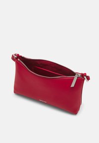 Fellapouch in pelle rossa con chiusura a zip, accessori in argento e una consistenza liscia. Caratterizzato da una tasca interna per l'organizzazione.