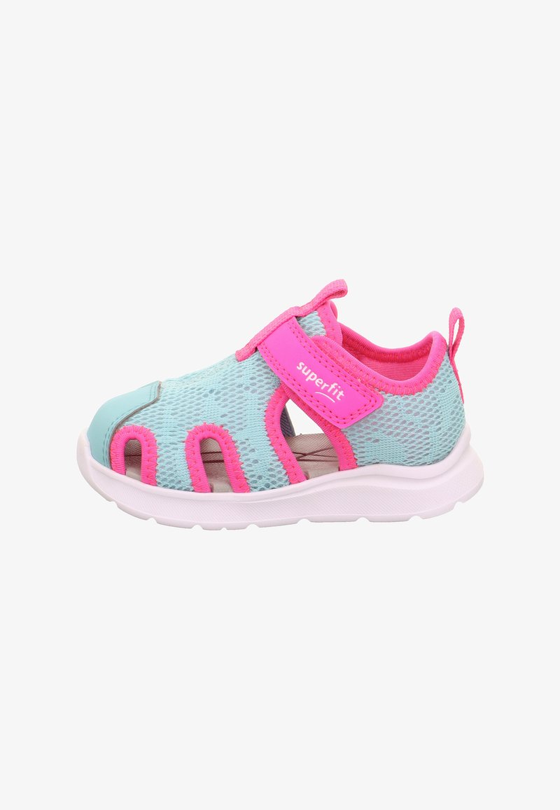 Helle blaue Mesh-Sandale mit pinken Akzenten, verstellbarem Riemen, offenem Design und weißer Sohle. Verfügt über Belüftungslöcher für Atmungsaktivität.