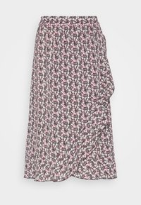 Jupe florale avec un fond noir et des fleurs blanches et roses, taille élastique, forme A-line et texture de tissu léger.