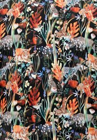Geweven stof met kleurrijke illustraties van dieren en planten op een zwarte achtergrond. Inclusief bladeren, bloemen en diverse dieren.